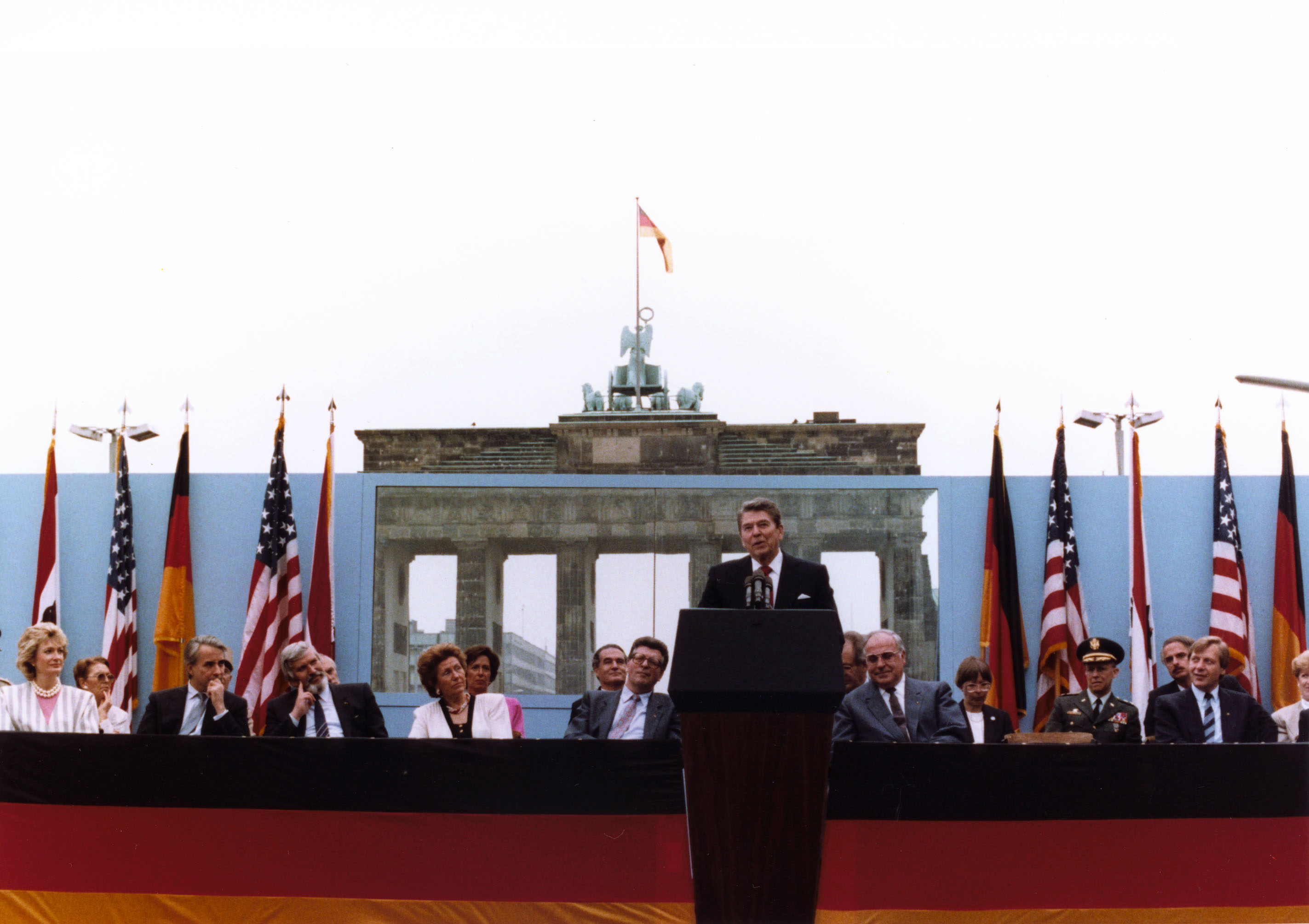 Президент США Рональд Рейган, с речью у Бранденбургских ворот, посвящённую 750-летию Берлина