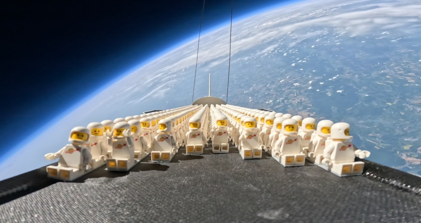 ЛЕГО посылает 1000 астронавтов в космос и безопасно возвращает их домой в мини-шаттле.